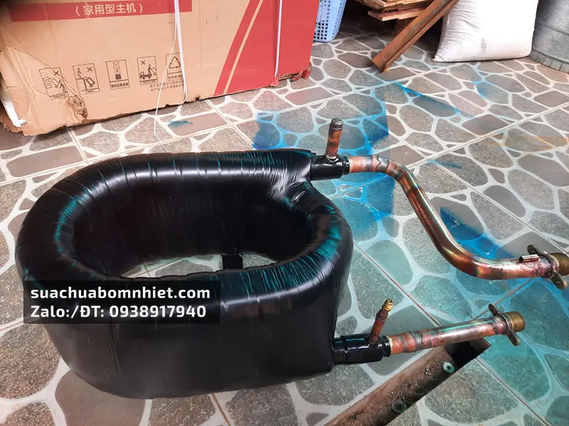 Một linh kiện của máy bơm nhiệt trong quá trình sửa chữa