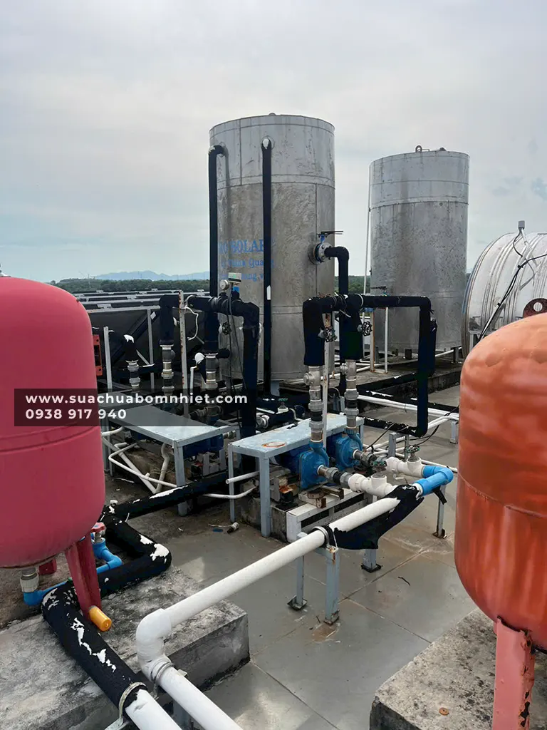 hệ thống nước nóng năng lượng mặt trời cho sản xuất trên sân thượng của tòa nhà